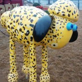 玻璃鋼卡通羊雕塑亮相惠州公園吸引游客參觀