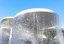 玻璃鋼噴泉注塑工藝：塑造靈動水景的藝術與科學